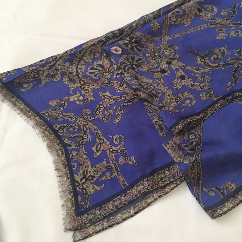 Blue lightweight scarf in blue
